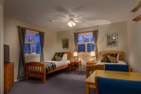 Courthouse Inn Revelstokeにあるベッド