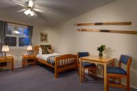 Courthouse Inn Revelstokeにあるベッド