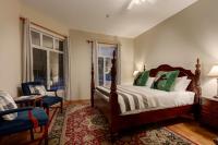 Courthouse Inn Revelstokeにあるベッド