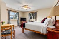 Courthouse Inn Revelstokeにあるベッド