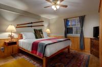Courthouse Inn Revelstokeにあるベッド