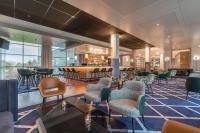 una sala de espera con sillas y un bar en Radisson Blu Hotel Amsterdam Airport, Schiphol, en Schiphol