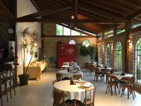 カンブリにあるVilla Bebek Hotelのテーブルと椅子と窓のあるダイニングルーム