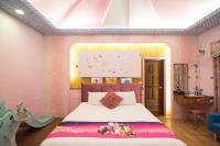 a bedroom with a bed in a pink room at Lanyang Beach Villa in Wujie