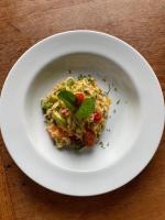 カンブリにあるVilla Bebek Hotelの木製のテーブルの白鉢