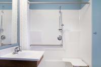 WoodSpring Suites Nashville Airportにあるバスルーム