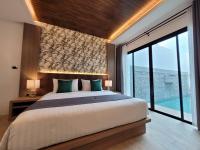 Poonsiri Varich Pool Villa Aonangにあるベッド