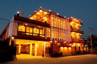 Un gran edificio con luces por la noche. en Inle Apex Hotel, en Nyaung Shwe