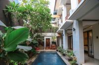 Un patio con piscina en una casa. en Alia Home, en Sanur