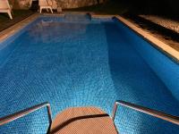Bazén v ubytovaní Villa La Ballena de Sonabia alebo v jeho blízkosti
