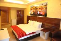 Postel nebo postele na pokoji v ubytování Lucid Hotel