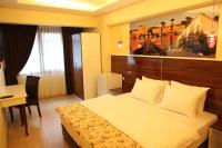 Postel nebo postele na pokoji v ubytování Lucid Hotel
