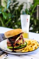 トゥーンバにあるPotters Toowoomba Hotelのサンドイッチとフライドポテトを皿に盛り、牛乳を一杯飲む