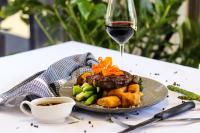 トゥーンバにあるPotters Toowoomba Hotelの肉野菜一皿、ワイン一杯