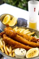 トゥーンバにあるPotters Toowoomba Hotelのフィッシュスティックとフライドポテトが添えられた料理