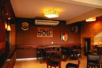 サクアレマにあるCastelhana Praia Hotel - Itauna Saquaremaのレストラン内のテーブルと椅子のあるダイニングルーム