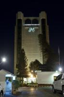 un gran edificio con la palabra spa en él por la noche en Pearl Continental Hotel, Karachi, en Karachi