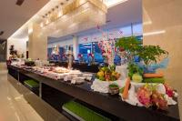 ニャチャンにあるTTC Hotel Micheliaのレストランで食べ物が並べられたビュッフェライン