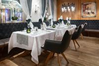 una sala da pranzo con due tavoli con tovaglie bianche di Wellness- & Sporthotel Jagdhof a Röhrnbach