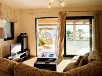Televízia a/alebo spoločenská miestnosť v ubytovaní Villa Anna Maria Rock Beach Pure Luxury