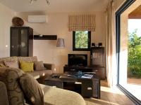 Televízia a/alebo spoločenská miestnosť v ubytovaní Villa Anna Maria Rock Beach Pure Luxury