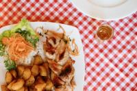 Jídlo v hotelu nebo okolí