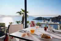 een tafel met een bord eten en uitzicht op de oceaan bij TUI BLUE Seno - Adults Only in Sarigerme