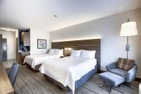 Holiday Inn Express Airport Calgary by IHGにあるベッド