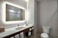 Holiday Inn Express Airport Calgary by IHGにあるバスルーム