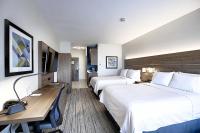 Holiday Inn Express Airport Calgary by IHGにあるベッド