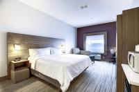 Holiday Inn Express Airport Calgary by IHGにあるベッド