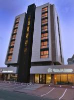 un gran edificio con luces encendidas delante de él en Hôtel Le Cristal, en Libreville