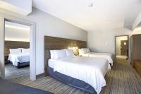 Holiday Inn Express Airport Calgary by IHGにあるベッド