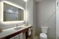 Holiday Inn Express Airport Calgary by IHGにあるバスルーム