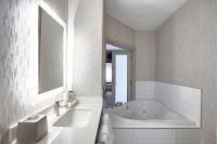 Holiday Inn Express Airport Calgary by IHGにあるバスルーム