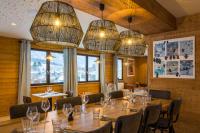 テルミニヨンにあるL'Outa Hotel Restaurantのテーブルと椅子とシャンデリアのあるレストラン