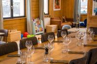 テルミニヨンにあるL'Outa Hotel Restaurantのワイングラスをかけたレストランのテーブル