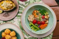 カンブリにあるVilla Bebek Hotelのテーブルの上に野菜が入ったボウル