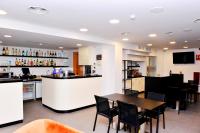 Lounge alebo bar v ubytovaní 6 Bis HOTEL