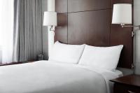 Ein Bett oder Betten in einem Zimmer der Unterkunft Club Quarters Hotel Embarcadero, San Francisco