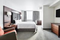 ein Hotelzimmer mit einem Bett und einem Fernseher in der Unterkunft Club Quarters Hotel Embarcadero, San Francisco in San Francisco