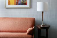eine Lampe auf einem Tisch neben einer Couch in der Unterkunft Club Quarters Hotel Embarcadero, San Francisco in San Francisco