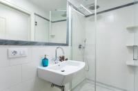 A bathroom at Genteel Home Feria
