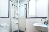 A bathroom at Genteel Home Feria