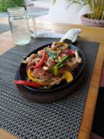 un plato negro de comida en una mesa en Tripui Hotel, en Puerto Escondido