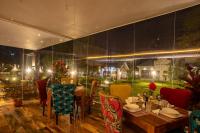 モシにあるKinga Homes Boutique Hotelの部屋にテーブルと椅子があるレストラン