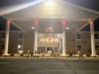 カーボンデールにあるUniversity Inn of Carbondaleの柱と照明付きの大きな建物