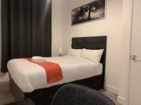 Un dormitorio con una cama con una manta roja encima. en Frances St House, en Londres