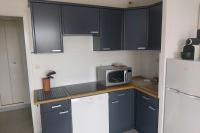 Una cocina o kitchenette en Cap d&#39;Agde Naturist H&eacute;liopolis F 71
