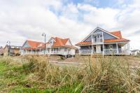 a row of houses on the beach at Hampton home B&amp;B suites in De Koog